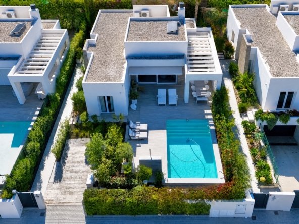 Villa moderna inteligente de 2 dormitorios con piscina privada y paneles solares en La Finca Golf Resort, Algorfa, Costa Blanca - Red Nest Properties