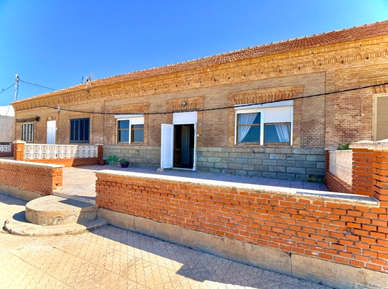 Casa adosada de 5 dormitorios en primera línea del Mar Menor en Los Nietos, Murcia — fachada exterior con terraza y acceso principal