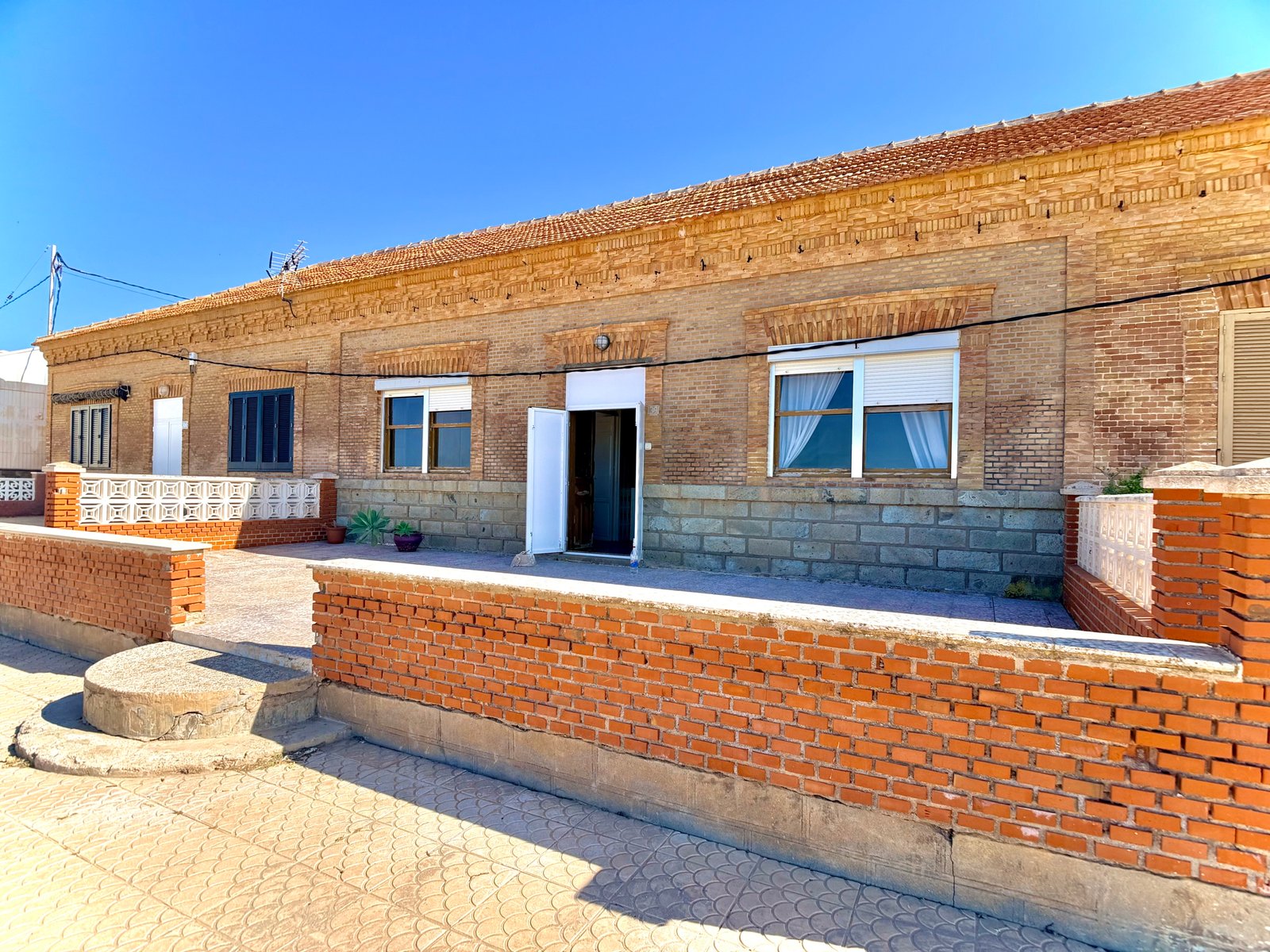 Casa adosada de 5 dormitorios en primera línea del Mar Menor en Los Nietos, Murcia — fachada exterior con terraza y acceso principal