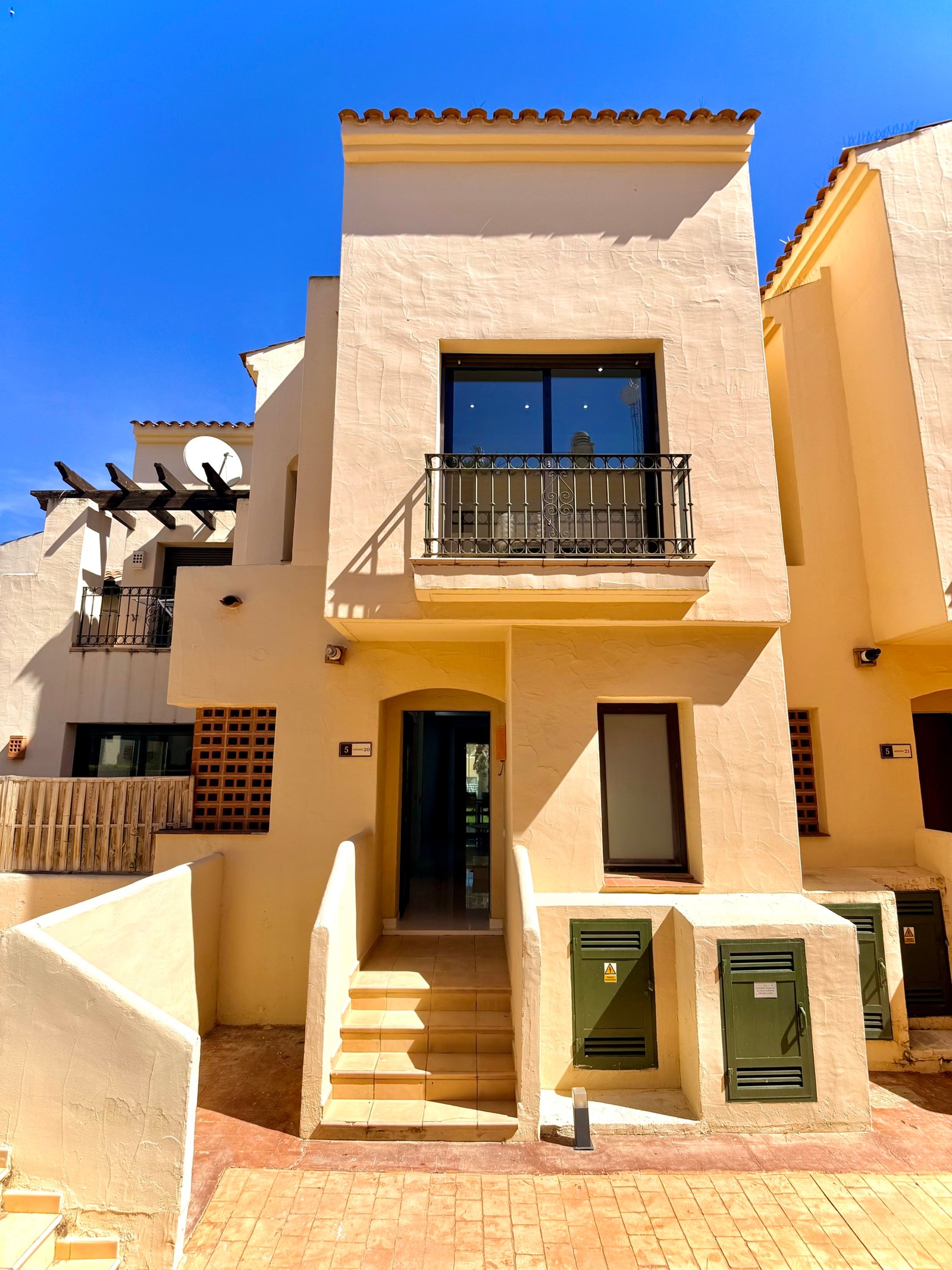 Fachada exterior dúplex adosado en esquina en Roda Golf & Beach Resort, San Javier, Murcia