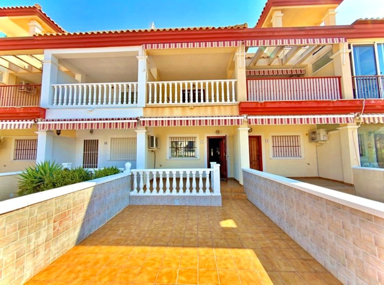 Dúplex adosado en venta San Pedro del Pinatar con terraza de entrada y balcón en primera planta