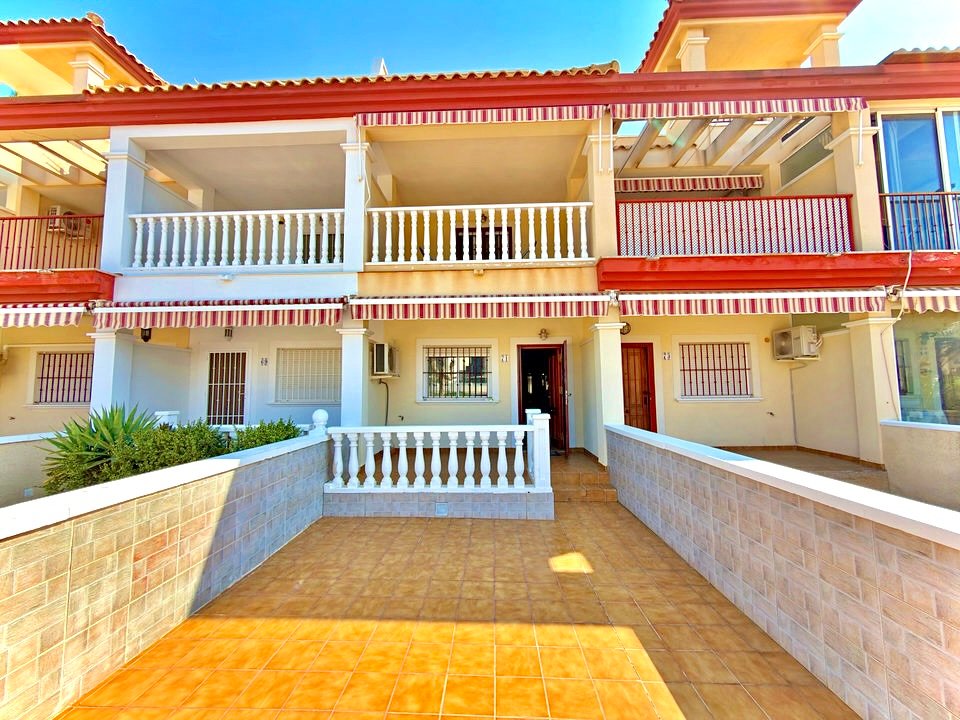 Dúplex adosado en venta San Pedro del Pinatar con terraza de entrada y balcón en primera planta