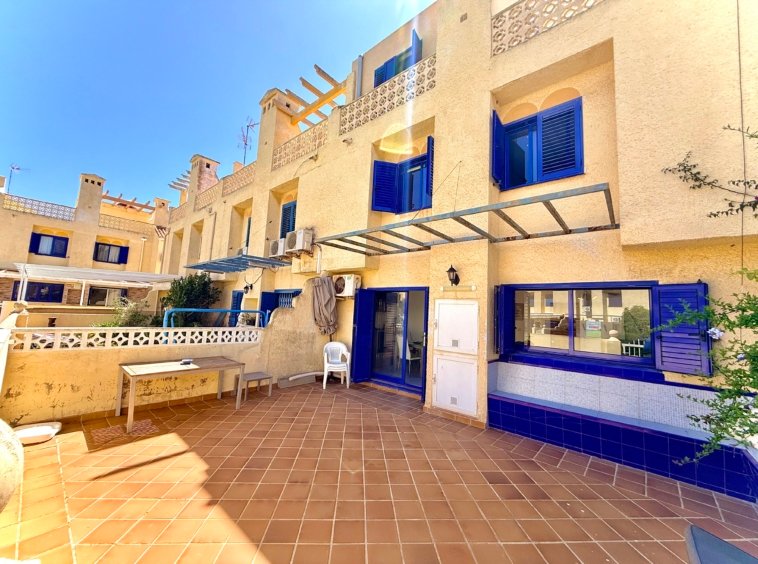 Fachada de casa pareada en Los Nietos Murcia con terraza privada, ventanas azules y acceso independiente