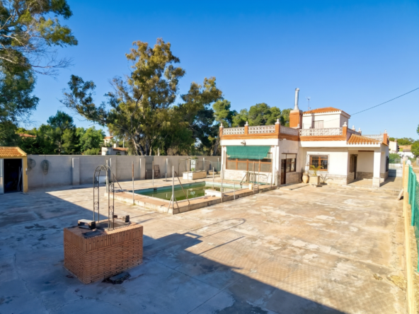 Villa tradicional española con piscina y gran parcela en venta en Bahía Bella - Los Alcázares, Costa Cálida Murcia — Red Nest Properties