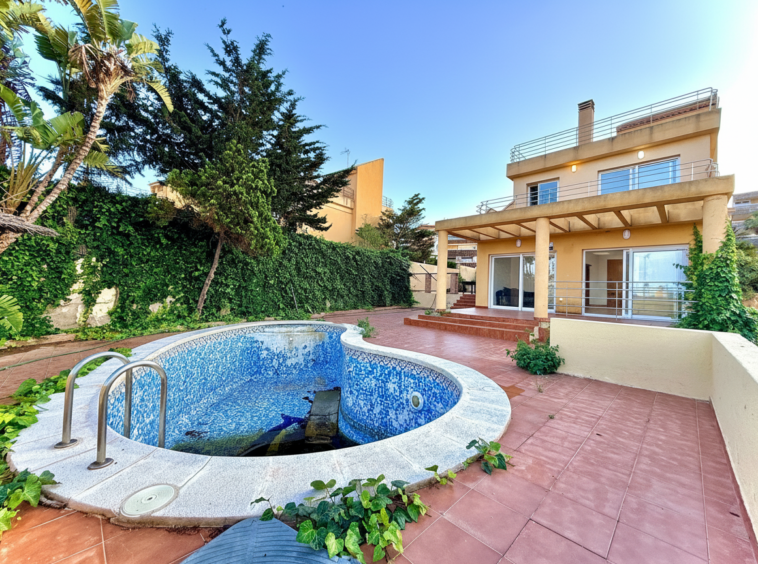Villa independiente con piscina privada circular y jardín en La Manga del Mar Menor Murcia