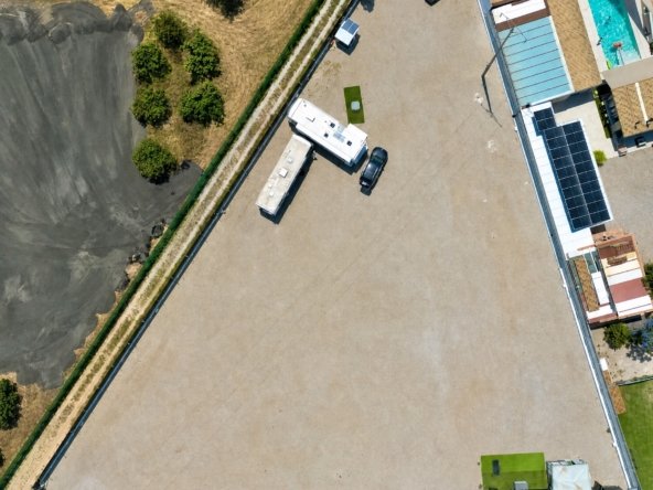 parcela en venta San Javier Murcia vista aérea con Neoplan Megaliner y paneles solares
