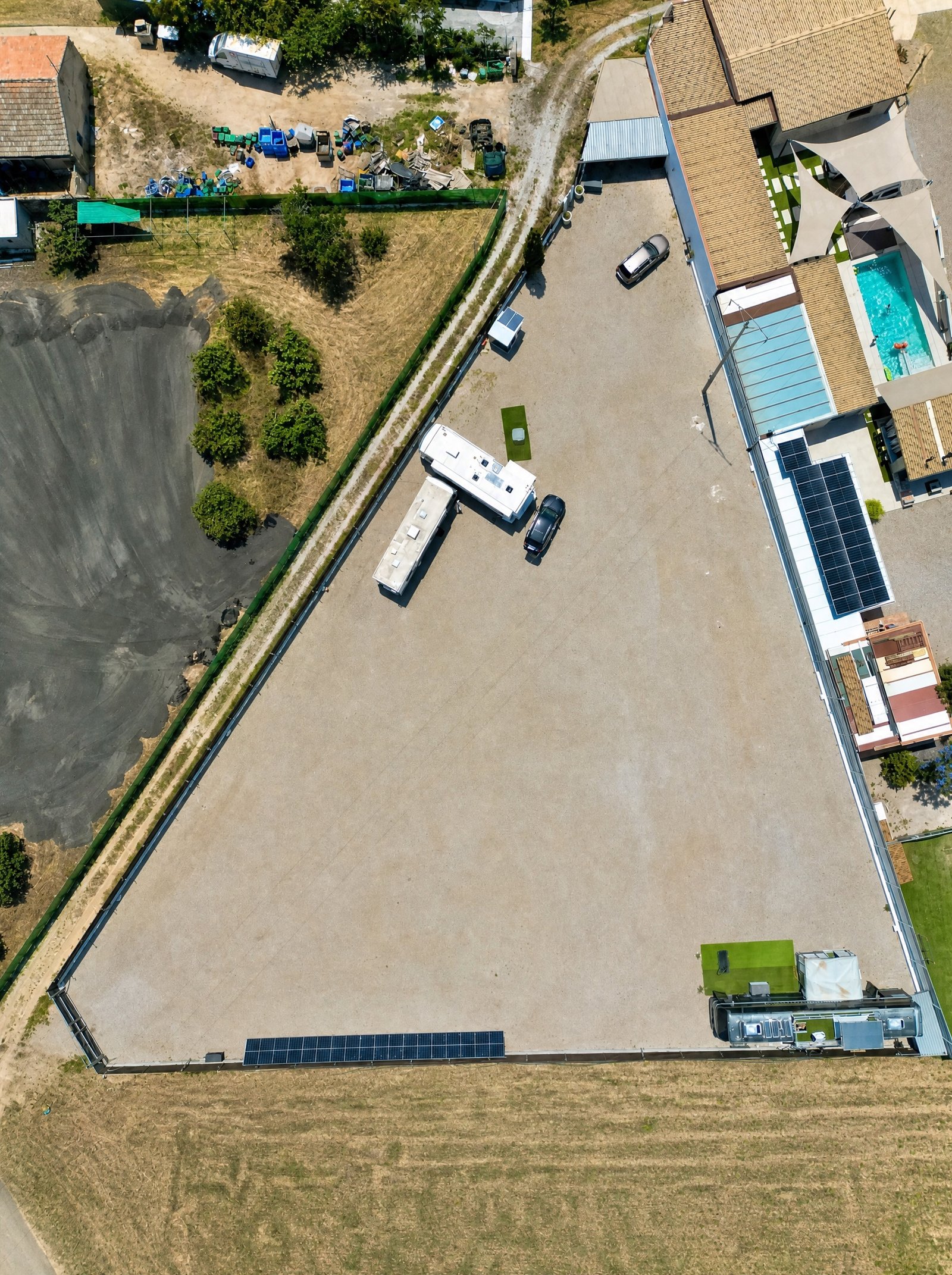 parcela en venta San Javier Murcia vista aérea con Neoplan Megaliner y paneles solares