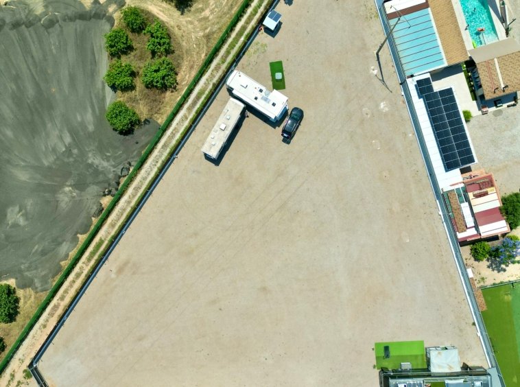 parcela en venta San Javier Murcia vista aérea con Neoplan Megaliner y paneles solares
