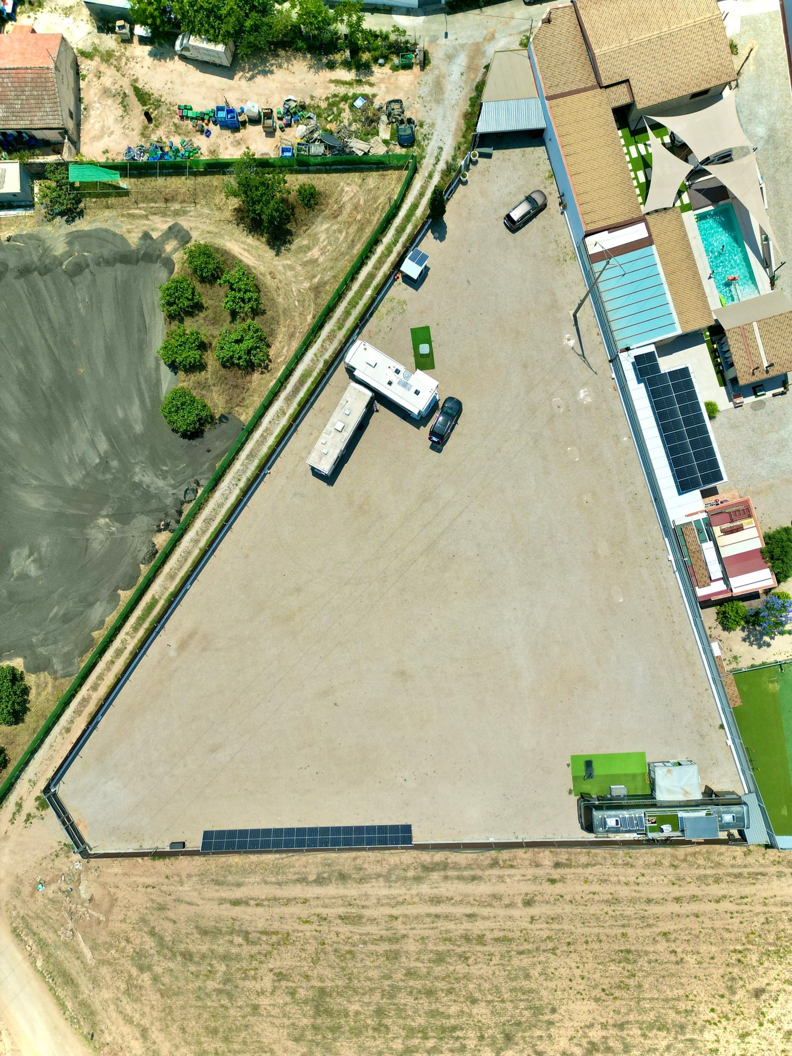 parcela en venta San Javier Murcia vista aérea con Neoplan Megaliner y paneles solares