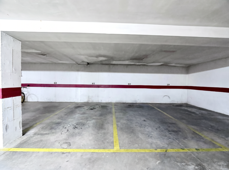 Plaza de garaje subterránea en venta en el Centro Comercial Nueva Marbella, Los Alcázares, con acceso mediante llave y mando de proximidad