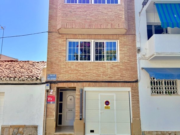 Fachada de casa triplex en venta, Los Alcázares, segunda línea de playa