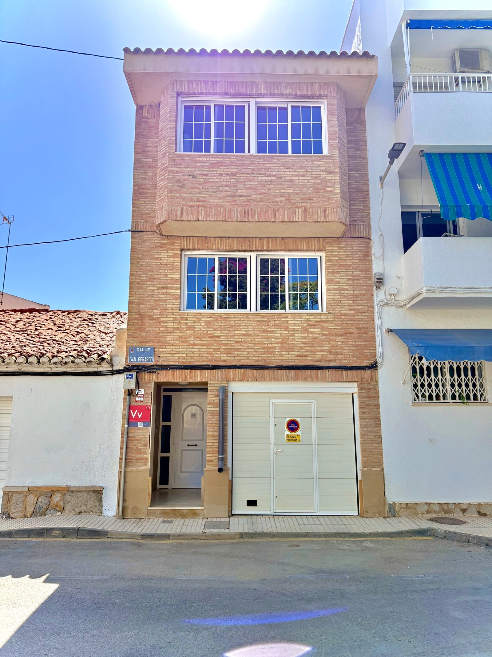 Fachada de casa triplex en venta, Los Alcázares, segunda línea de playa