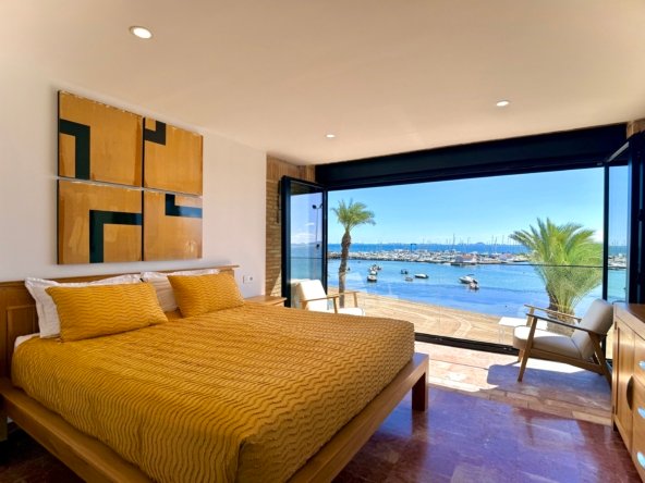 Dormitorio principal con vistas al Mar Menor y puerto deportivo, triplex primera línea Los Alcázares