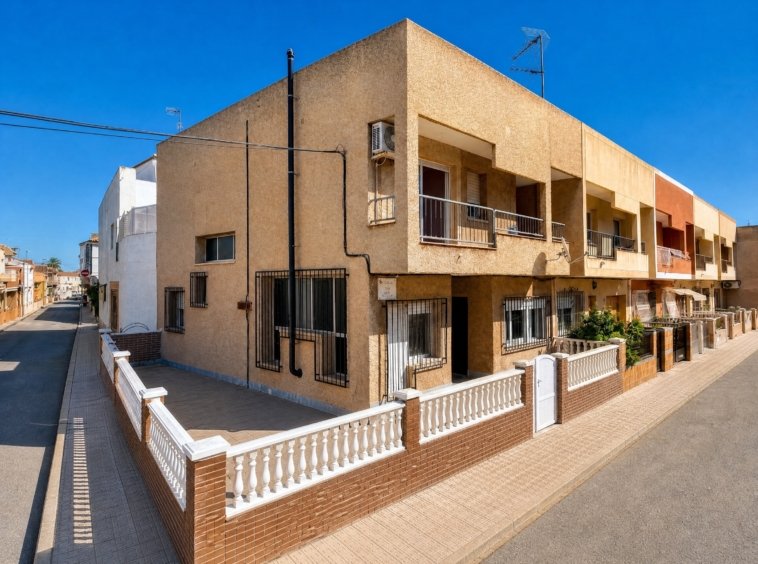 Fachada de vivienda adosada de dos plantas con terraza y balcón, en calle residencial tranquila de la Región de Murcia, Costa Cálida — Red Nest Properties